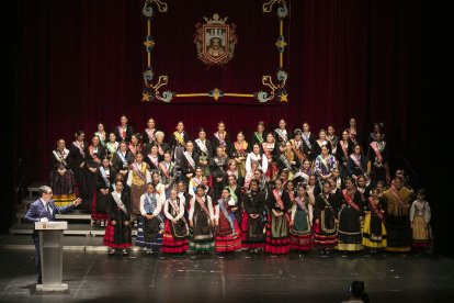 La ceremonia celebrada en el Principal sirvió para entronizar a la nueva corte de los Sampedros,