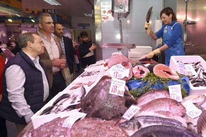 El vicepresidente nacional de Vox, Javier Ortega Smith visita el Mercado Sur de Abastos.