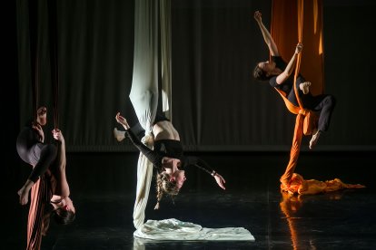 Alumnas de 4º de Danza Contemporánea durante el espectáculo de danza aérea con telas.