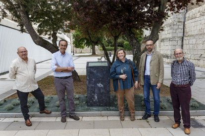 Fernando Sánchez de la Rosa, Tomás Mazón, Adelaida Sagarra, Carlos García Güemes y Juan Ruiz Carcedo posan junto al monolito dedicado a Cristóbal de Haro.