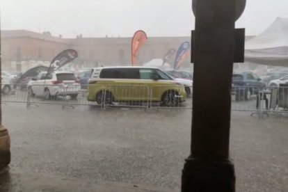 La feria de la automoción salió pasada por agua al paso de la tormenta que ha cruzado la provincia de Burgos de este a oeste.