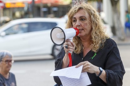 Rocío Muñoz, madre de Carla Hernando, durante una concentración para exigir la salida de su hija del HUBU.