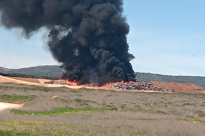 Incendio en el vertedero municipal de Abajas.