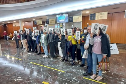 ersonal de Justicia de Valladolid, en una iniciativa de trabajadores, posan con caretas de la ministra Pilar Llop en juzgados de la capital.- E. M.