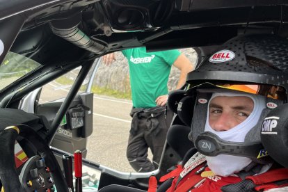 El piloto burgalés al volante de su Skoda Fabia RS Rally2.