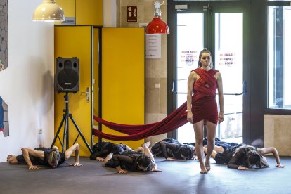 Espectáculo de estudiantes de la Escuela Profesional de Danza 'Ana Laguna' organizado en la Biblioteca de la UBU en colaboración con el Aula de Danza Contemporánea de la universidad.