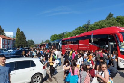 Una docena de autobuses salió a primera hora de hoy de la plaza de Santa Teresa cargados de jóvenes con destino al ITA Palencia 2022.