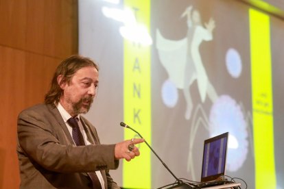 El virólogo Adolfo García- Sastre durante la ponencia en el congreso.