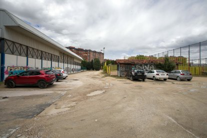 Aparcamiento en la campa del Silo, en Gamonal, que se utiliza por los vecinos a pesar de la falta de acondicionamiento.