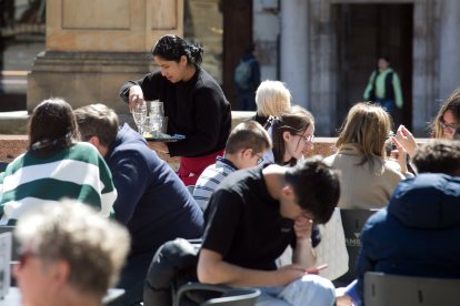 Una camarera desarrolla su trabajo en una terraza de Burgos.