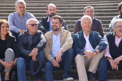 presidente del Senado, Ander Gil, el secretario general del PSOECyl yEl portavoz en las Cortes, Luis Tudanca, en la escalinata del Monasterio de San Salvador de la localidad burgalesa de Oña junto al alcalde y candidato a la reelección Arturo Pérez