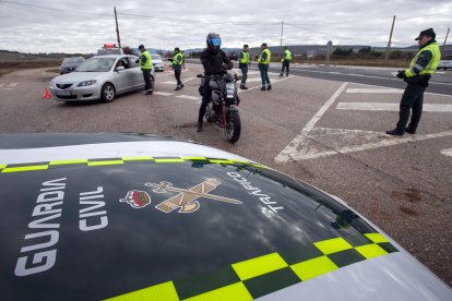 Imagen de un motorista en un control de la Guardia Civil de Tráfico.