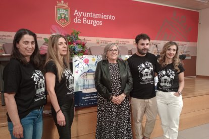 Foto de grupo de los asociados de Flojabur y la concejala de Comercio, Rosa Niño.