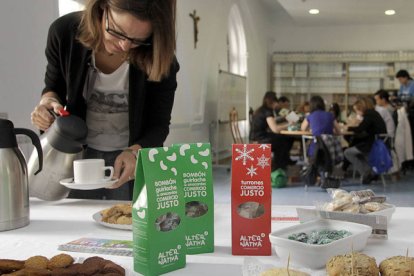 Una actividad de degustación de productos de Comercio Justo en Cáritas.