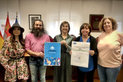 La alcaldesa de Aranda, Raquel González, junto a los promotores de la iniciativa y el dossier remitido a UNESCO.