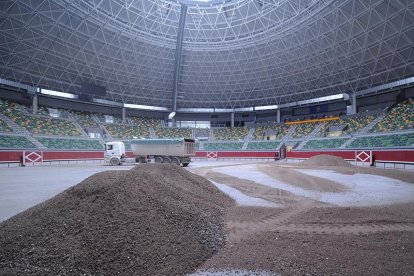 Un camión descarga en el Coliseum la zahorra que sirve como base para el albero.