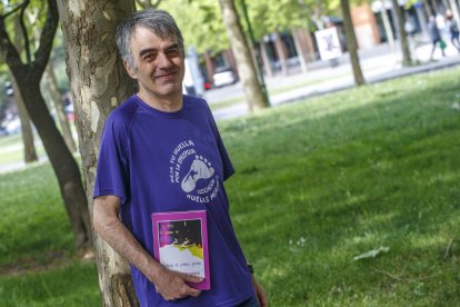 Javier cuenta su historia con la epilepsia junto a otras diez personas más en un libro.