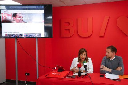 Nuria Barrio y Josué Temiño, en la sede electoral del PSOE de Burgos.