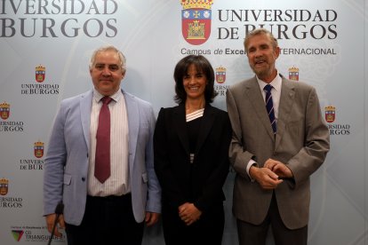 El rector junto a los nuevos decanos de las facultades de Humanidades y Educación.