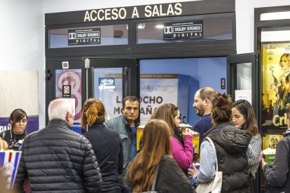 Un grupo de personas espera para acceder a las salas de cines Van Golem.