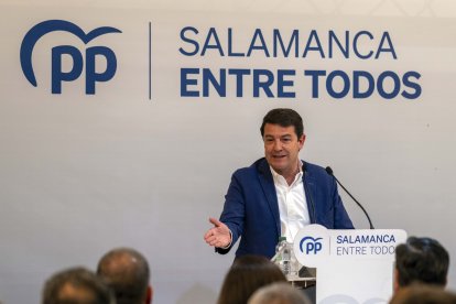 El presidente del PP de Castilla y León, Alfonso Fernández Mañueco, participa en un acto de precampaña junto a interventores y apoderados del PP de Salamanca y el candidato a la Alcaldía de la capital salmantina, Carlos García Carbayo.