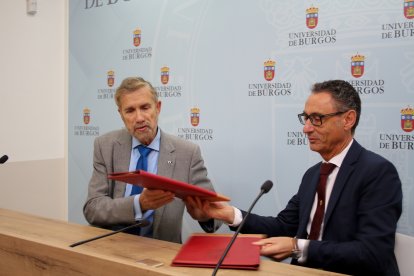 El rector de la UBU, Manuel Pérez Mateos, y el decano del Colegio de Economistas, Carlos Alonso Linaje, firman un convenio de colaboración para estudiantes de las ramas económicas.