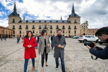 Esther Peña, María del Carmen Castrillo y Luis Tudanca en la villa ducal.