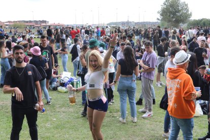 Miles de jóvenes de toda la Comunidad y de otros lugares de España en la fiesta universitaria de la ITA, que se celebra en el Parque Ribera Sur de Palencia