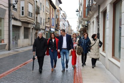 El aspirante a la reelección, Álvaro Morales, junto a la secretaria del PSOE de Burgos en su presentación en Briviesca.