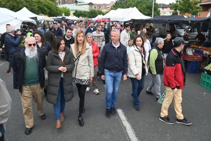 El presidente del Senado, Ander Gil y la secretaria general del PSOE de Burgos, Esther Peña, visitan Miranda de Ebro y acompañan a la candidatura socialista en un reparto de material electoral por el mercadillo de la localidad.