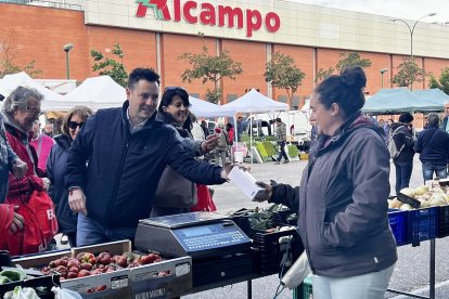 Daniel de la Rosa, en el mercadillo hortofrutícola junto a Camino de la Plata