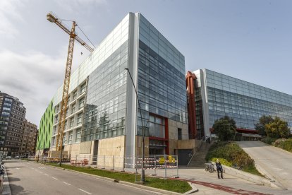 La necesidad de introducir el material de obra por el techo ha obligado a instalar una gran grua junto al edificio.