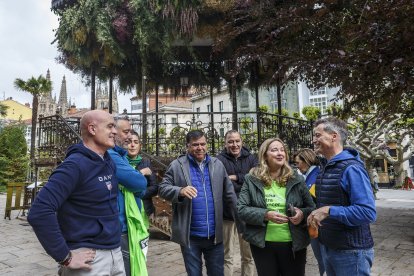 La candidata del PP a la Alcaldía de Burgos, Cristina Ayala, con parte de su equipo, junto al templete del Espolón.