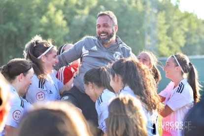 Moises Ichaso, manteado por sus jugadores al término del encuentro.