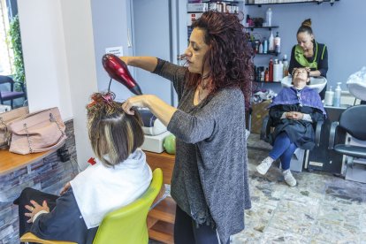 El sector de peluquerías ha visto cómo la clientela espacia más sus visitas mientras se doblan los gastos básicos.