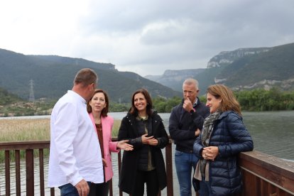 Teresa Ribera con el presidente del Senado, el menés Ander Gil, junto a otros cargos socialistas en las Merindades.