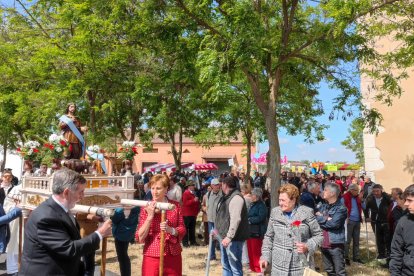 Muchos vecinos se han acercado a vivir la procesión de San Isidro en Aranda