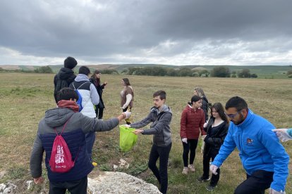 75 jóvenes con y sin discapacidad han unido sus fuerzas para recoger la basuraleza presente en los alrededores de los yacimientos de Atapuerca.