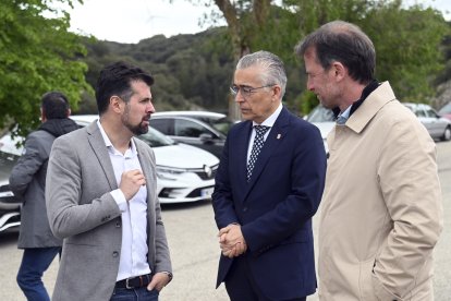 Luis Tudanca, junto al delegado de la Junta, Roberto Saiz (PP), y el portavoz popular en la Diputación, Borja Suárez, en Santa Casilda.