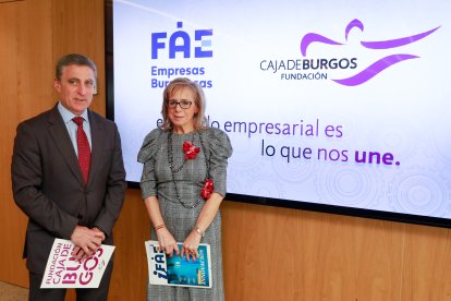 El director general de Fundación Caja Burgos, Rafael Barbero, y la secretaria general de FAE, Emiliana Molero, renovaron el convenio de colaboración para promover la innovación.