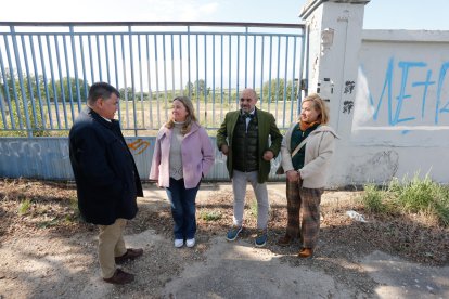 Cristina Ayala y parte de su equipo en la parcela de la antigua CLH, en las cercanías del Hospital del Rey.