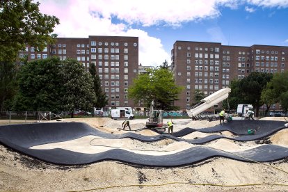 Vista general de las obras de la pista de pump track en el parque Buenavista de Gamonal.