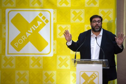 El candidato de Por Ávila a la Alcaldía de Ávila y actual regidor, Jesús Manuel Sánchez Cabrera, presenta el equipo que le acompañará en las Elecciones Municipales del 28M.
Ávila, 19-04-2023
Foto: Ricardo Muñoz-Martín
