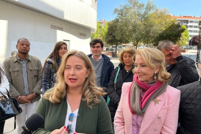 Esperanza Aguirre con miembros de la candidatura de Cristina Ayala a la Alcaldía de Burgos.