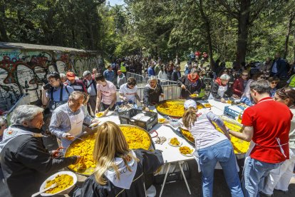 Reparto de paella en la Romería de la Virgen Blanca.