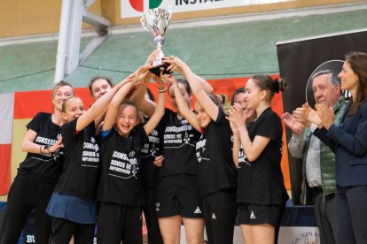 Las burgalesas, levantando el título de campeonas de la División de Honor