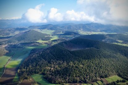 Imagen de los volcanes Croscat y Santa Margarilda