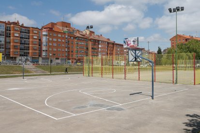 Cancha de baloncesto de Parque Europa ya arreglada por los vecinos.