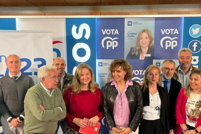 Dolors Montserrat con Cristina Ayala y Juan Carlos Aparicio, entre otros miembros del PP.