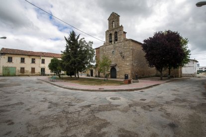 La iglesia, zona neurálgica de cualquier núcleo urbano, también presenta problemas, como la calle.